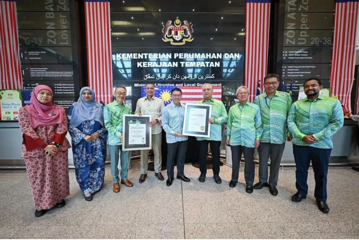 Representatives of KPKT, GreenRE and ESD GreenTech with the GreenRE Gold certificates at the Ministry of Housing and Local Government, Putrajaya